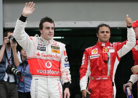Fernando Alonso (tv.) og Felipe Massa (th.) starter i forreste række - med Ferrari-køreren i pole